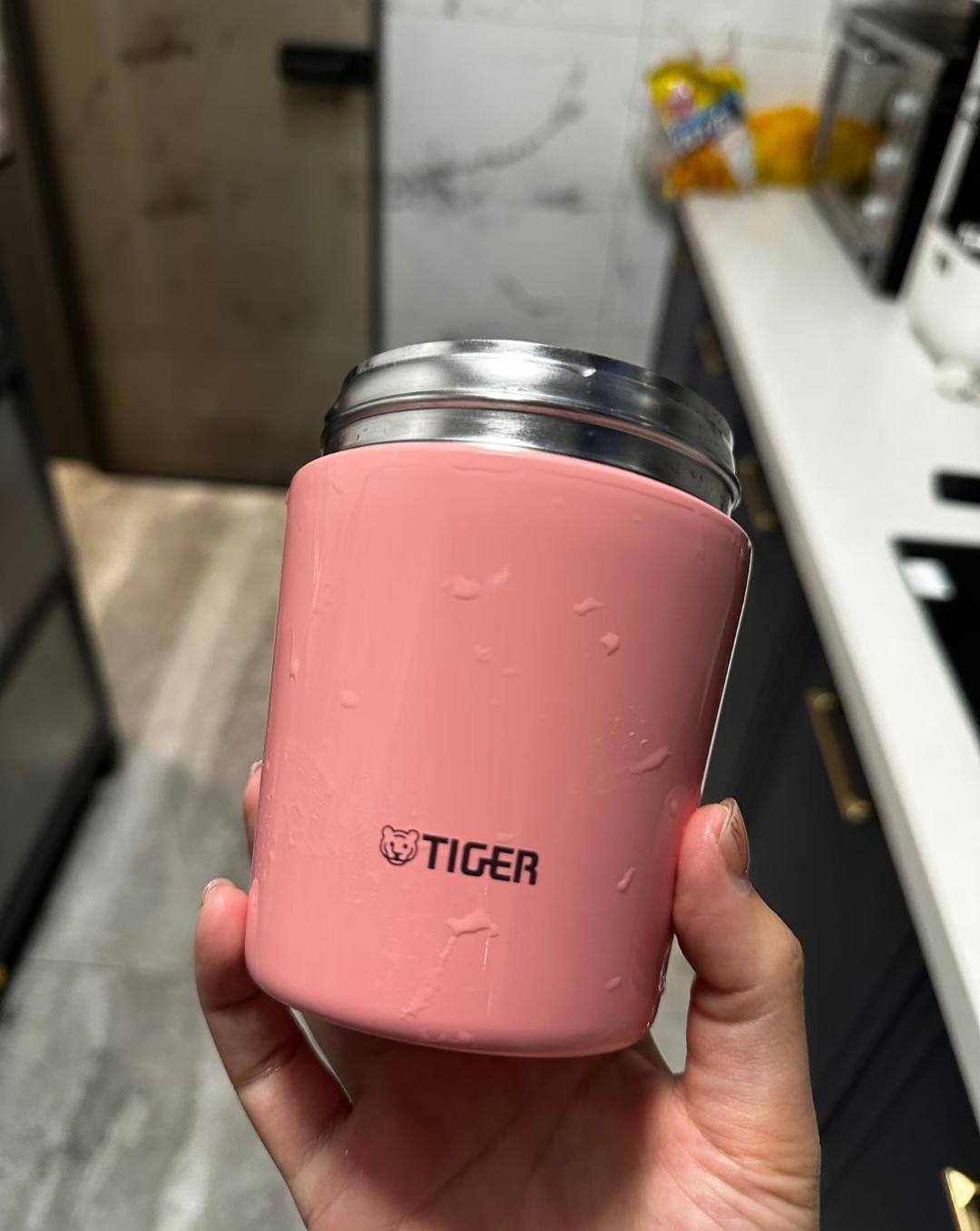 昨天有个不错的同事离职了神神叨叨的送了个礼物给我，还说让我回家再拆回家拆开一