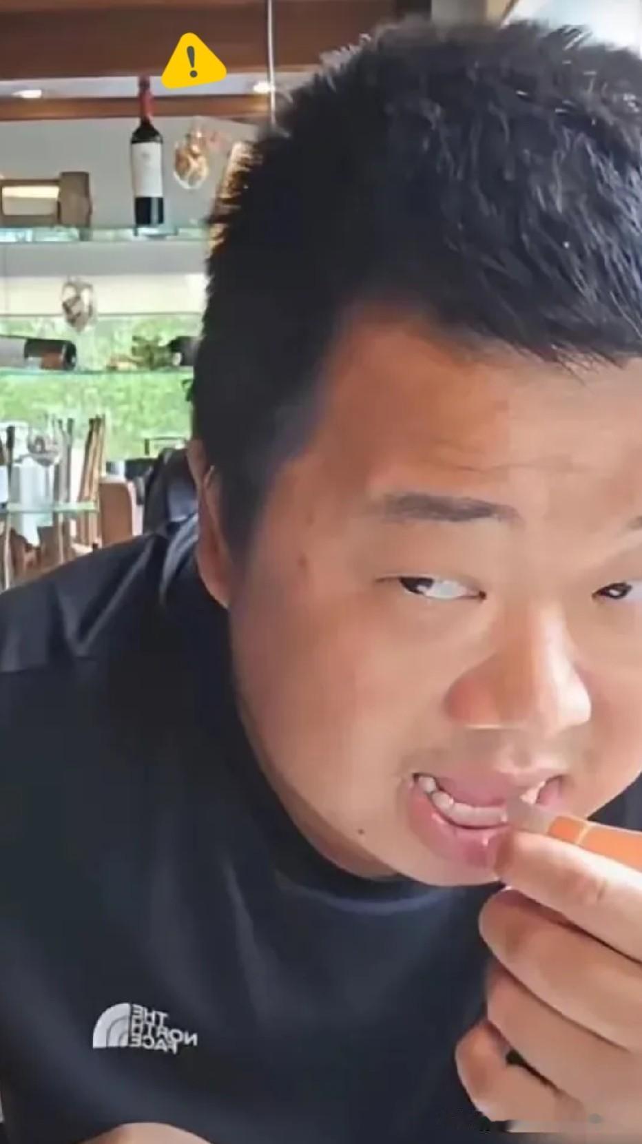 蓝战非被东北老板上了一课。就是那个年入过亿、两千多万粉丝的旅游博主。前阵子在