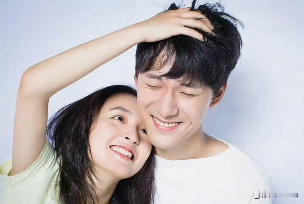 2月25日，吴倩张雨剑一家三口同框张雨剑头戴黑色棒球帽推着婴儿车走在穿着一身红