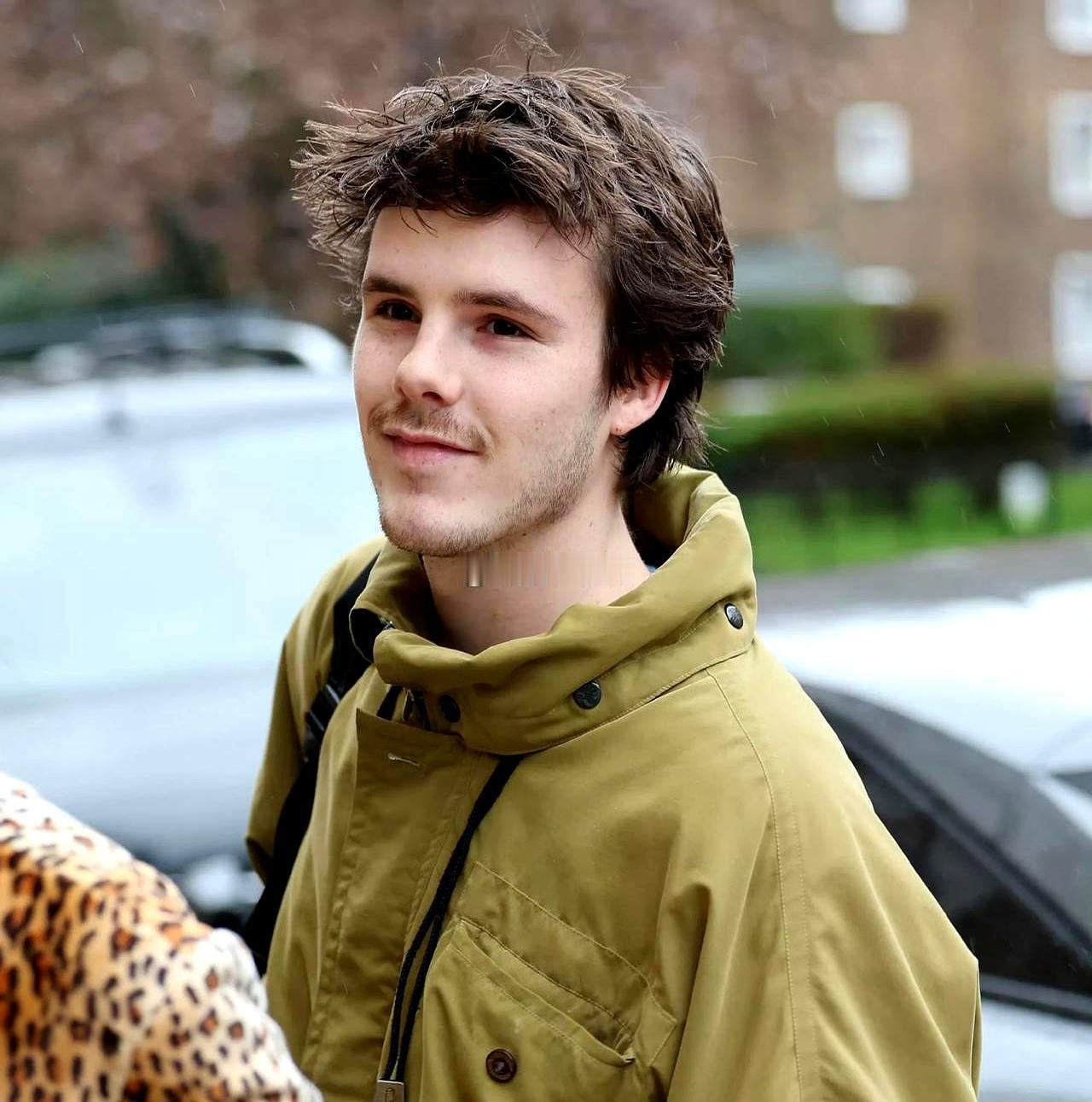 贝克汉姆家也就三儿子稍微能看吧，有点贝克汉姆年轻时候的影子。这科鲁兹最近领着新