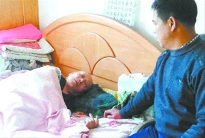 人老不能自理，别拖累儿女！79岁瘫痪老人的经历，戳痛无数家庭邻居张阿姨今年