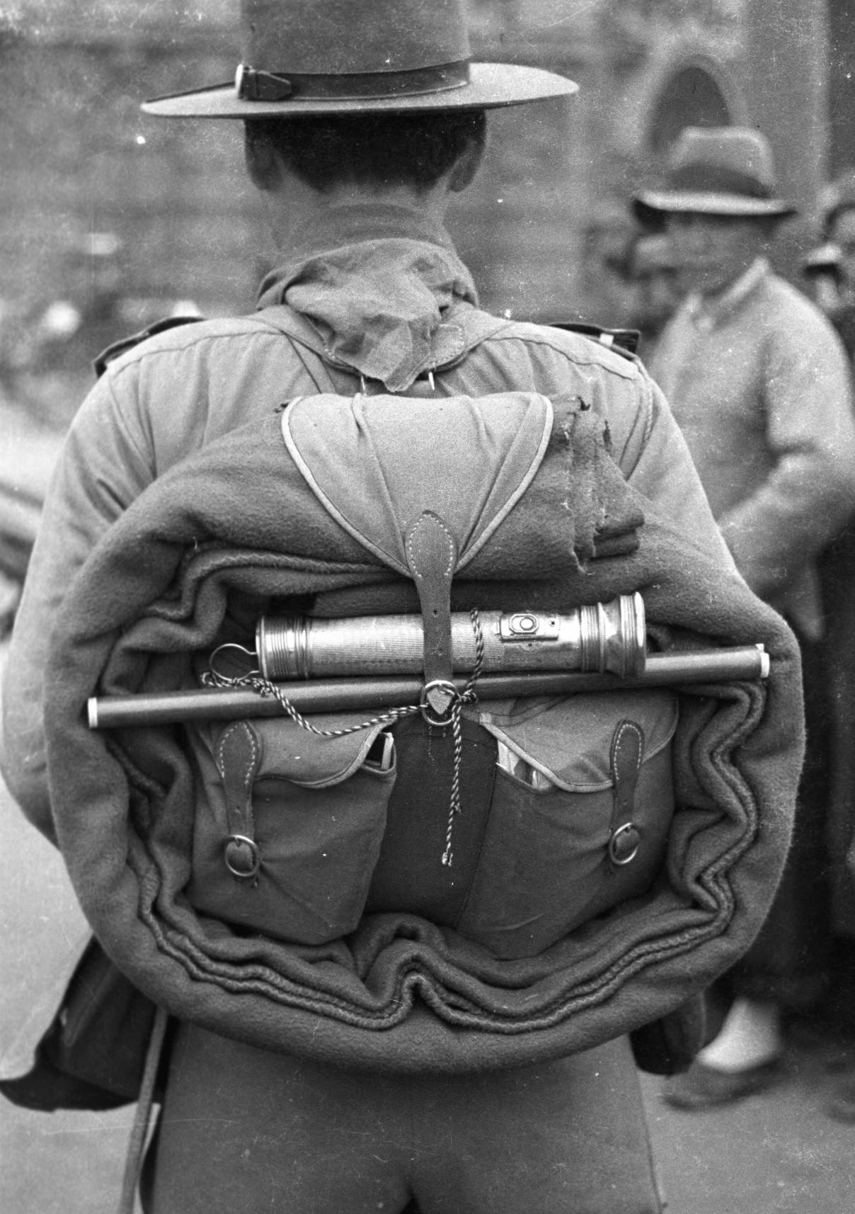 我们来看看抗战时期中国童子军的主要装备都有哪些？这张照片摄影师虽然只拍到了他的背