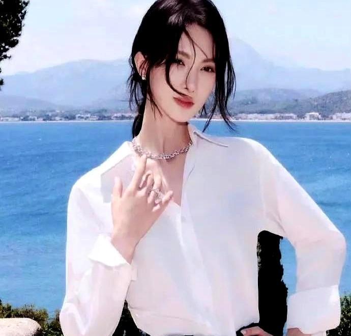 金晨，变化太大了！5月29日下午，金晨在社交平台晒出一组最新写真，看完只能说金