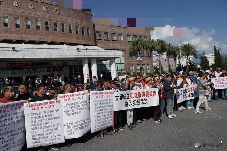 背骨仔张峻今天自导自演一场惊天大戏，串通500名社会人士向自己陈情，并接下陈情书