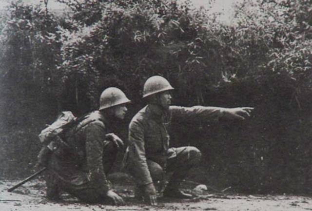 1938年，中国哨兵突然看到，对面日军阵地有个像灯泡似的东西上蹿下跳，想开枪却觉