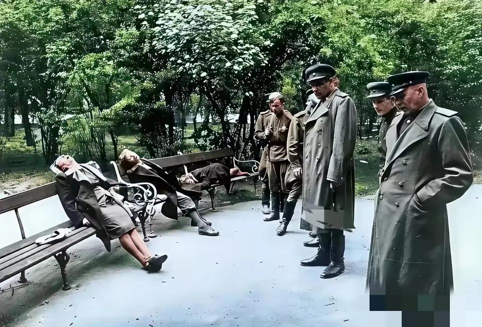 这是二战时期当年德国柏林被攻陷后，苏联红军在当地的公园中发现，一名德国军官将自己