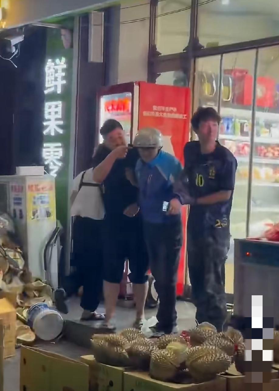 黑龙江。某水果店门口，疑似骑手联系不上顾客，订单没法按时送达，只能把餐品返回给商
