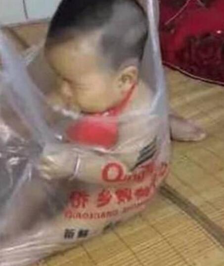 2岁宝宝被妈妈装在塑料袋里, 知道事情真相后, 很多人都哭了