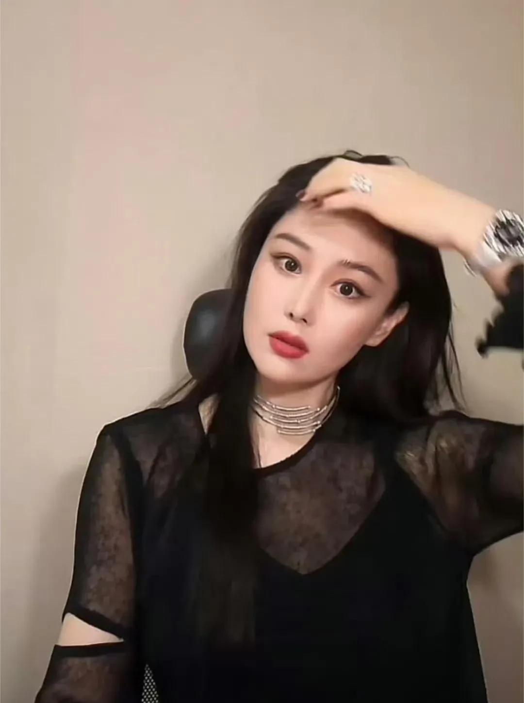张馨予，情绪好稳定。5月11日，张馨予晒出自己家里的视频，全部都是水，整个家都