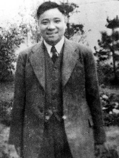 1939年，一个男人被押进审讯室，对面坐着的是大名鼎鼎的特工总部副主任李士群。