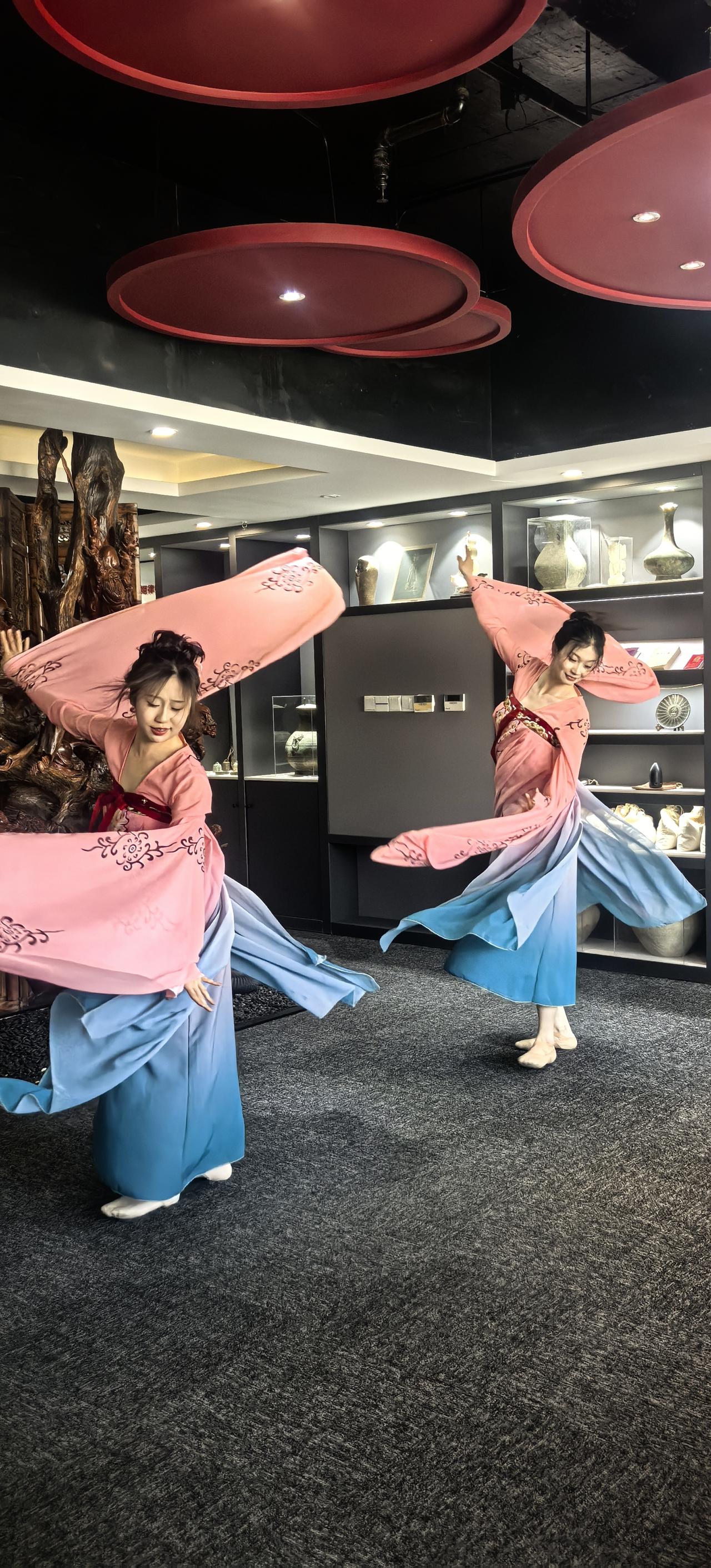 翩翩起舞的美女