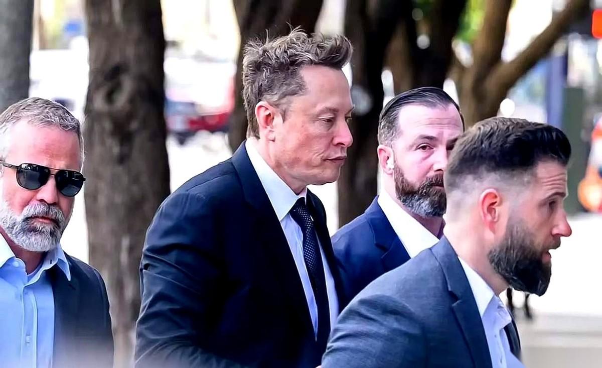 马斯克这会儿估计正在办公室里跳脚骂街呢。谁能想到，他砸了上千亿美金搞出来的“星