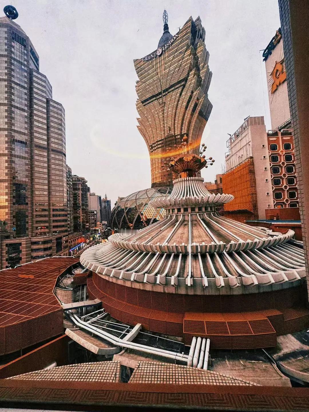 澳门行之二（顾焕章）：澳门之夜！华灯初上，暮色苍茫中到达澳门，映入眼帘的