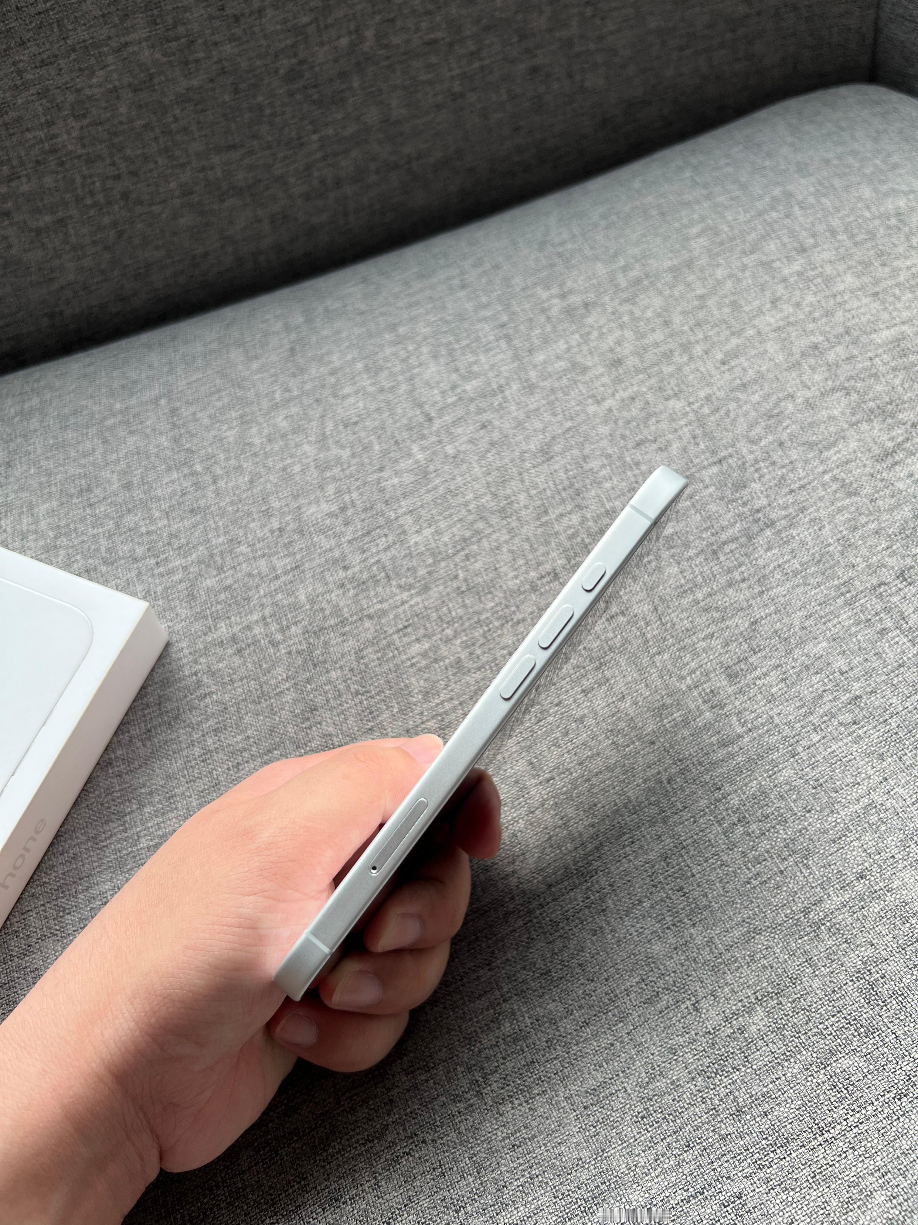 iPhone17256G白色，屏幕完美，中框细小划痕，🔋效率100，盒子配
