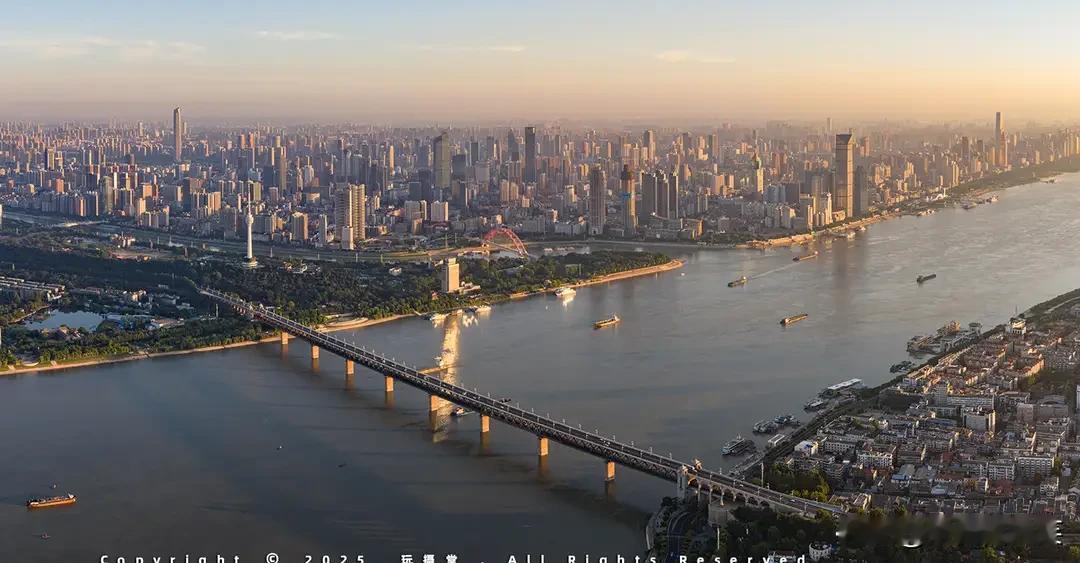 长江奔涌，不舍昼夜；黄鹤翩跹，俯瞰千年。武汉，这座被两江环抱、三镇鼎立的城市