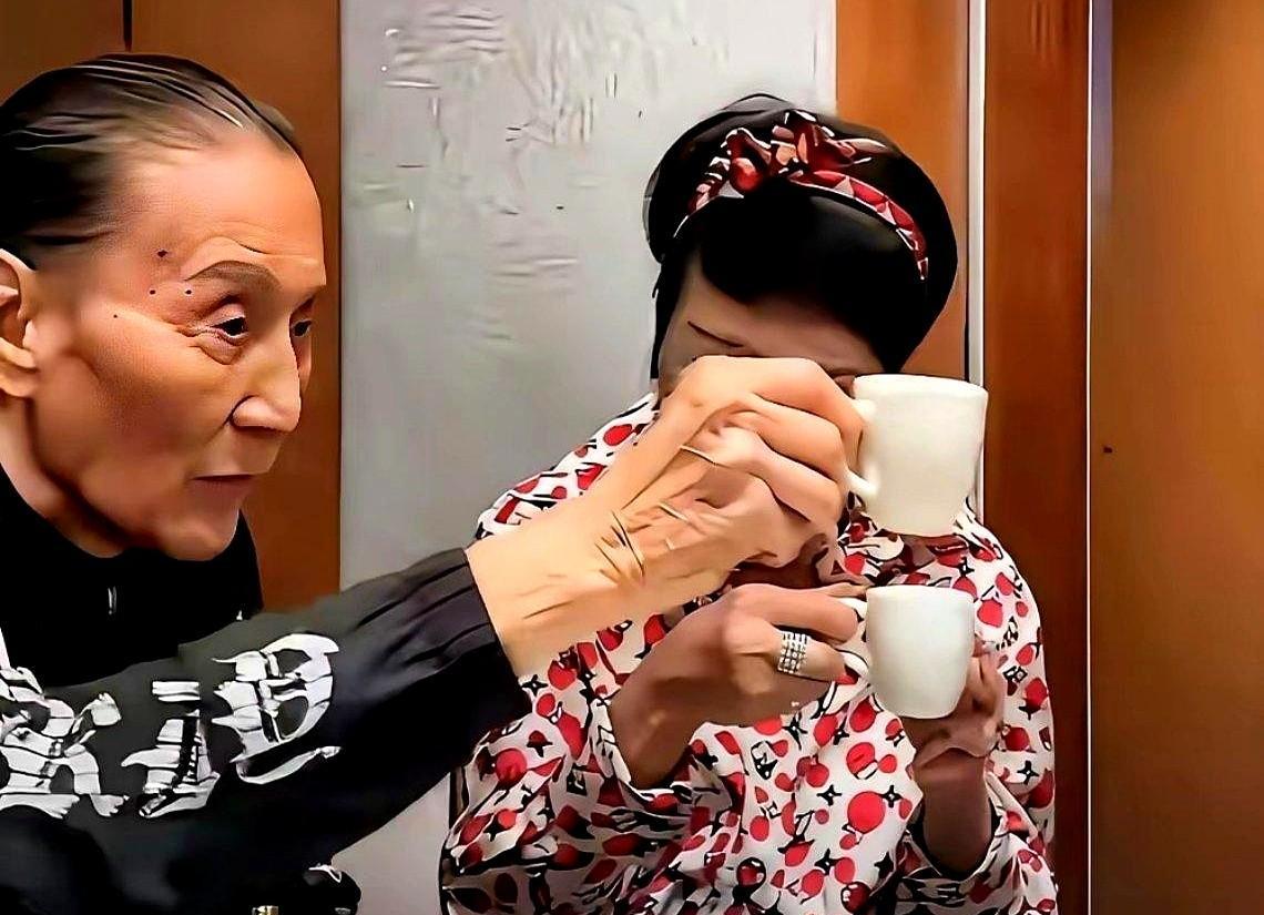 89岁坐轮椅的照片，不是撞上热搜，是撞上你我的恐惧。谢霆锋安排的护理团队24小