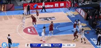 胡金秋啊胡金秋，你这三分真是让北京队胆寒啊回合一：胡金秋弧顶给布朗做掩护，随后