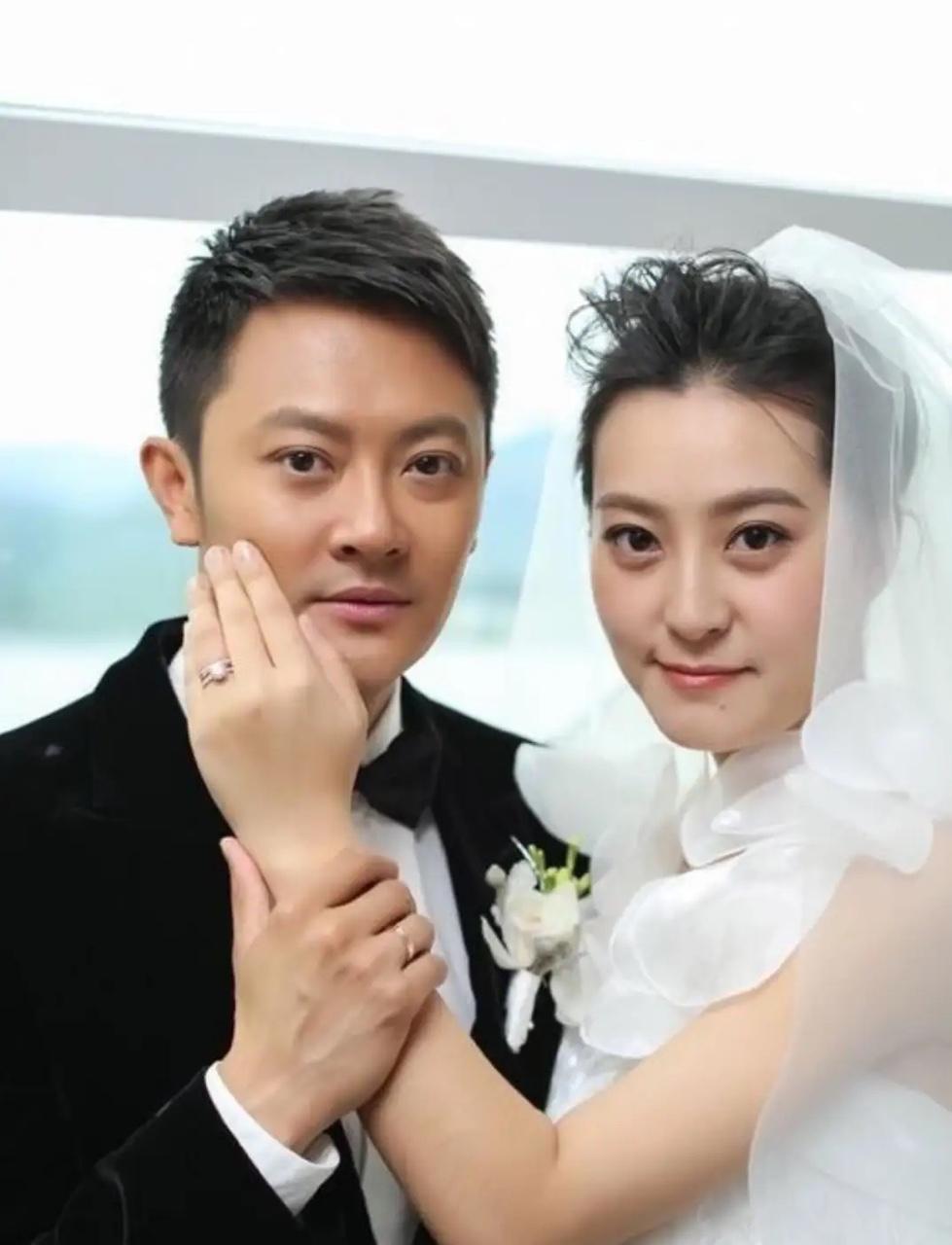 2015年，演员印小天花400万，将“完美女神”哈琳娜娶回家。不曾想，这竟是一场
