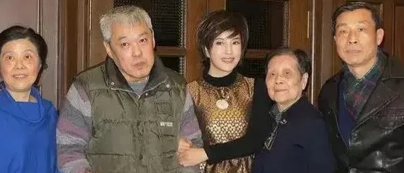 2008年谢晋导演去世留下孤儿寡母很是可怜葬礼上，刘晓庆提着一袋子钱，塞给师
