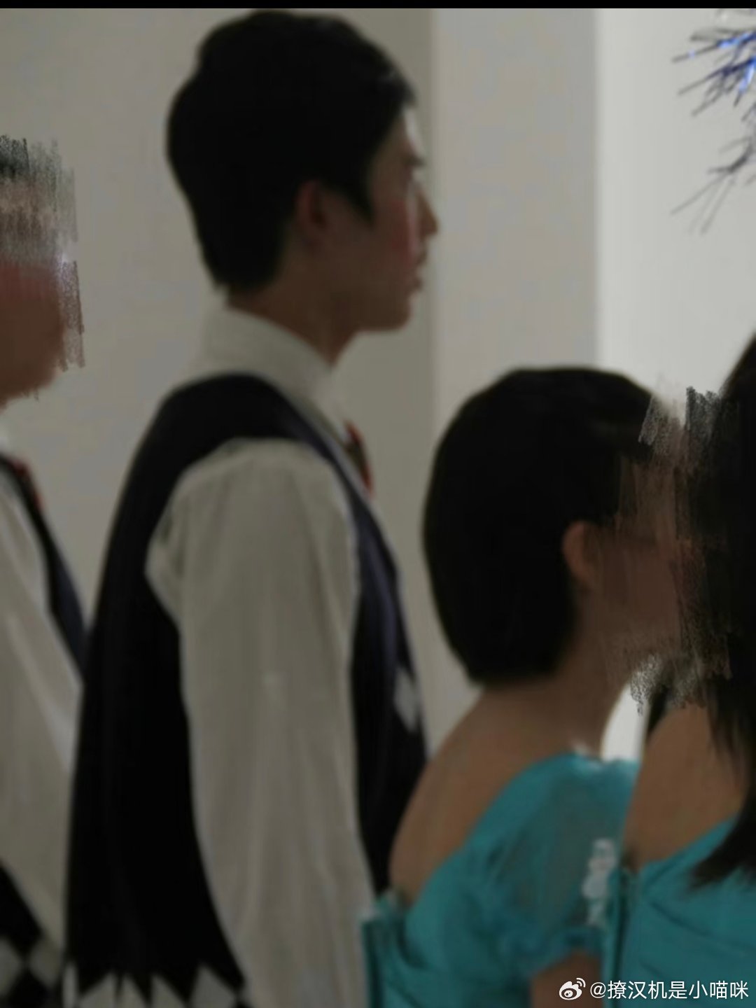 张凌赫早期学校演出照片，如此帅气都没办法逃过红扑扑脸蛋子腮红的命运吗？