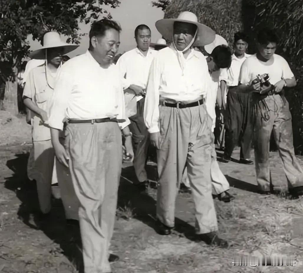 他最大爱好就是买书读书，他也特别崇拜毛主席。毛主席也爱读书，这也