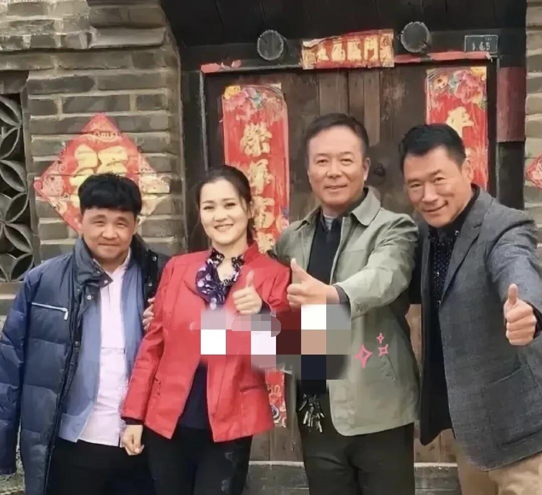 这四位站在老房子前合影的演员，能全部认出的估计可厉害了。我只认出来旁边的那位是演