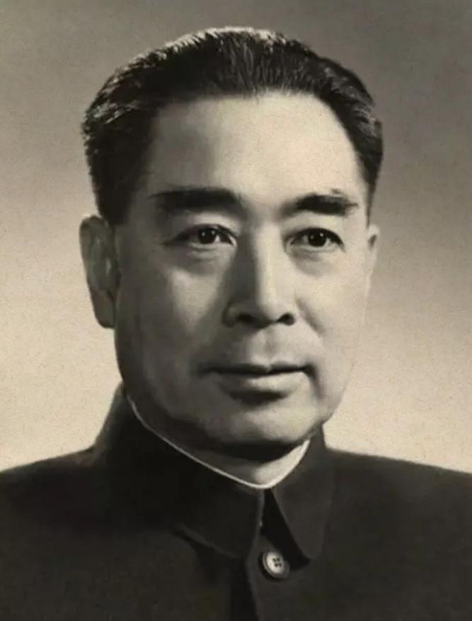 1949年，周总理经过花园时，感觉身后有双眼睛在盯着他，回头一看，原来是一个花匠