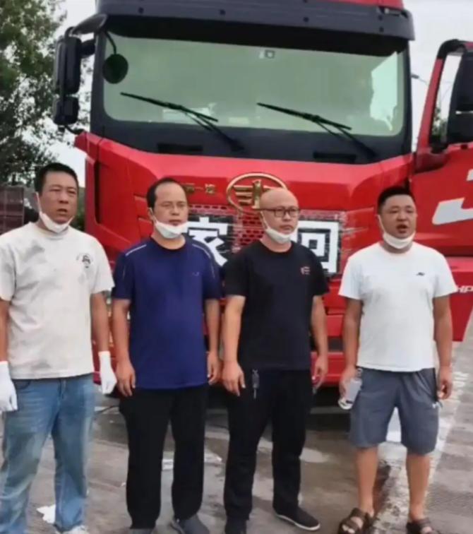 泪目了，8月2日闪电新闻报道，陕西服务区，一辆货车停了三天没人动。工作人员打开门