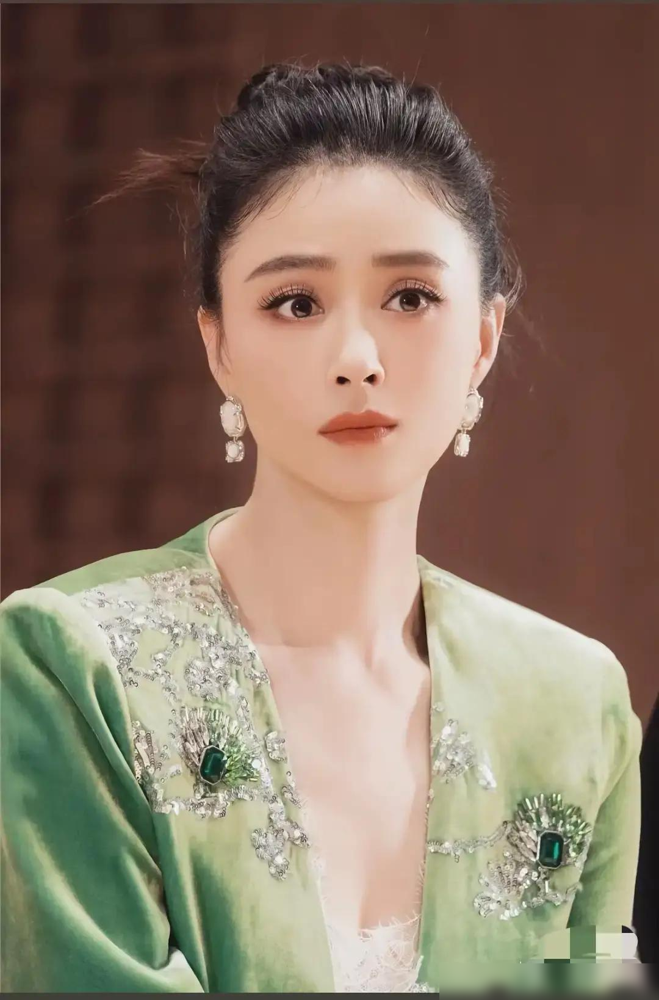 42岁没结婚，爹妈不催，蒋欣把日子过成了别人家的女儿。2013年11月11日光棍节，她官宣跟叶祖新恋