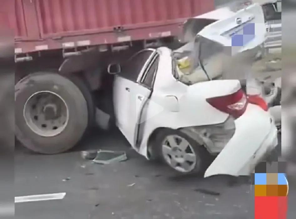 悲惨啊！车祸猛于虎啊，摧残了大年团圆祥和的序幕！不管乘车和开车都要警钟长鸣，安全