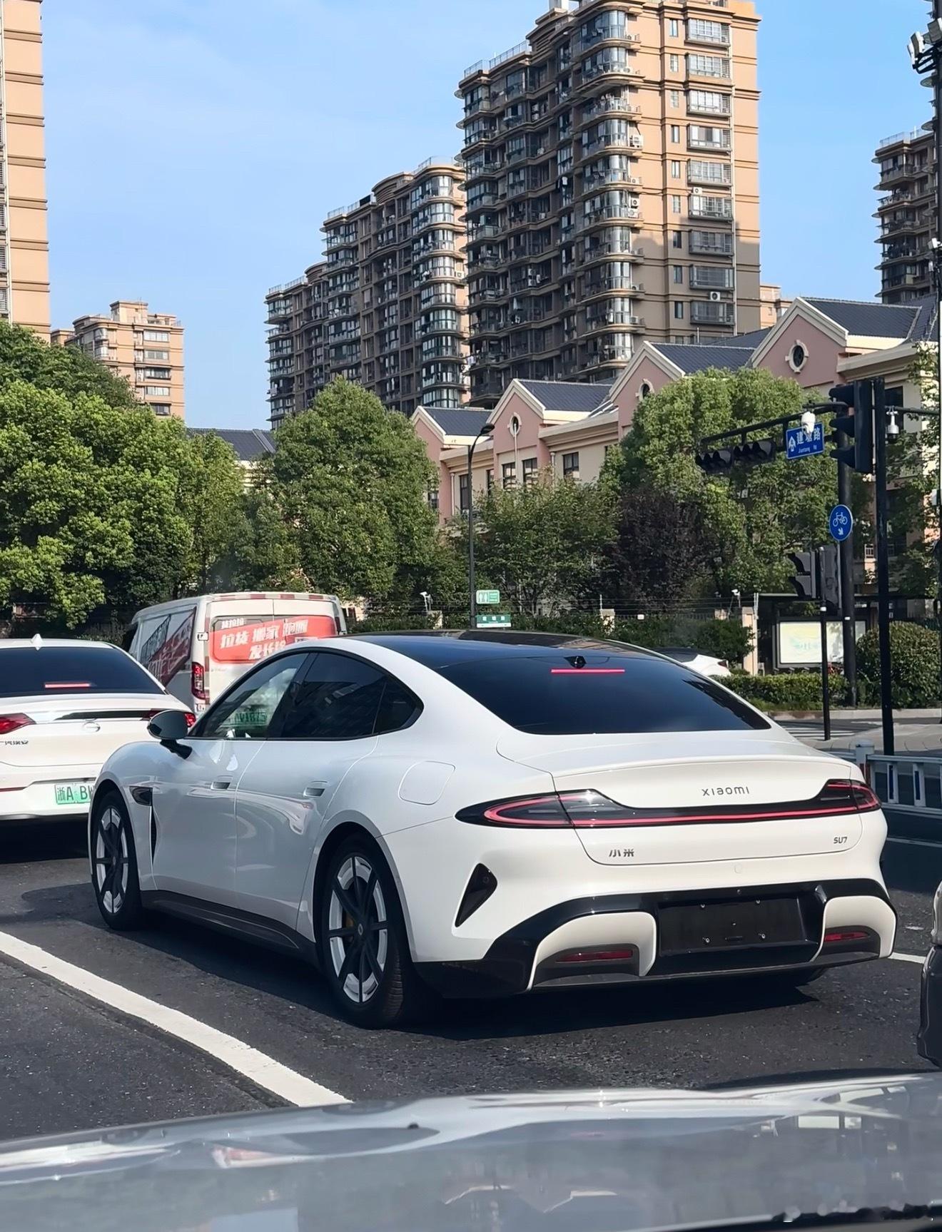 雷军回应是否做10万以内车型没必要跟比亚迪硬刚，小米汽车走的就是高端路线，硬做低