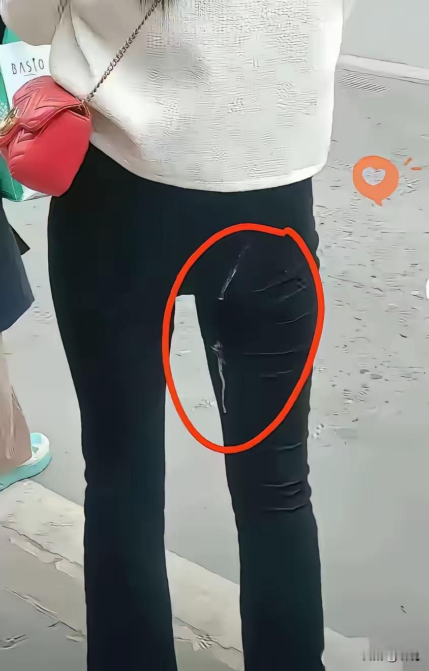 谁把瘫吐在这么美女姐姐身上了，真没素质啊