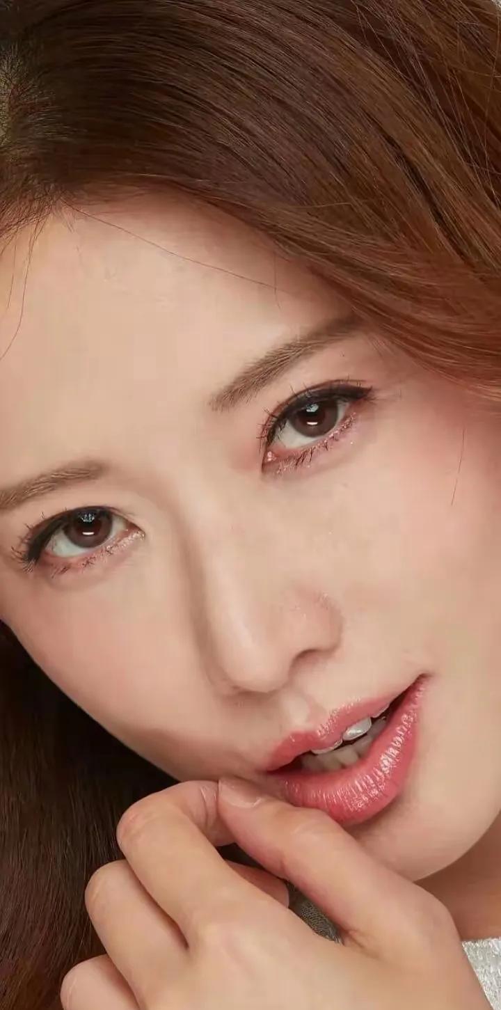 林志玲的美丽瞬间：近看林志玲，志玲姐姐笑颜如花，美得让人心动！有人说面容老经常做