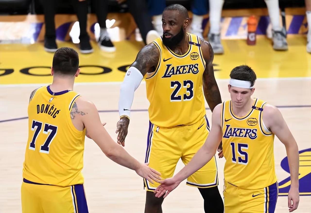 很难想象：詹姆斯退化如此严重，他已经成了湖人首发效率最低的球员了……！湖人1