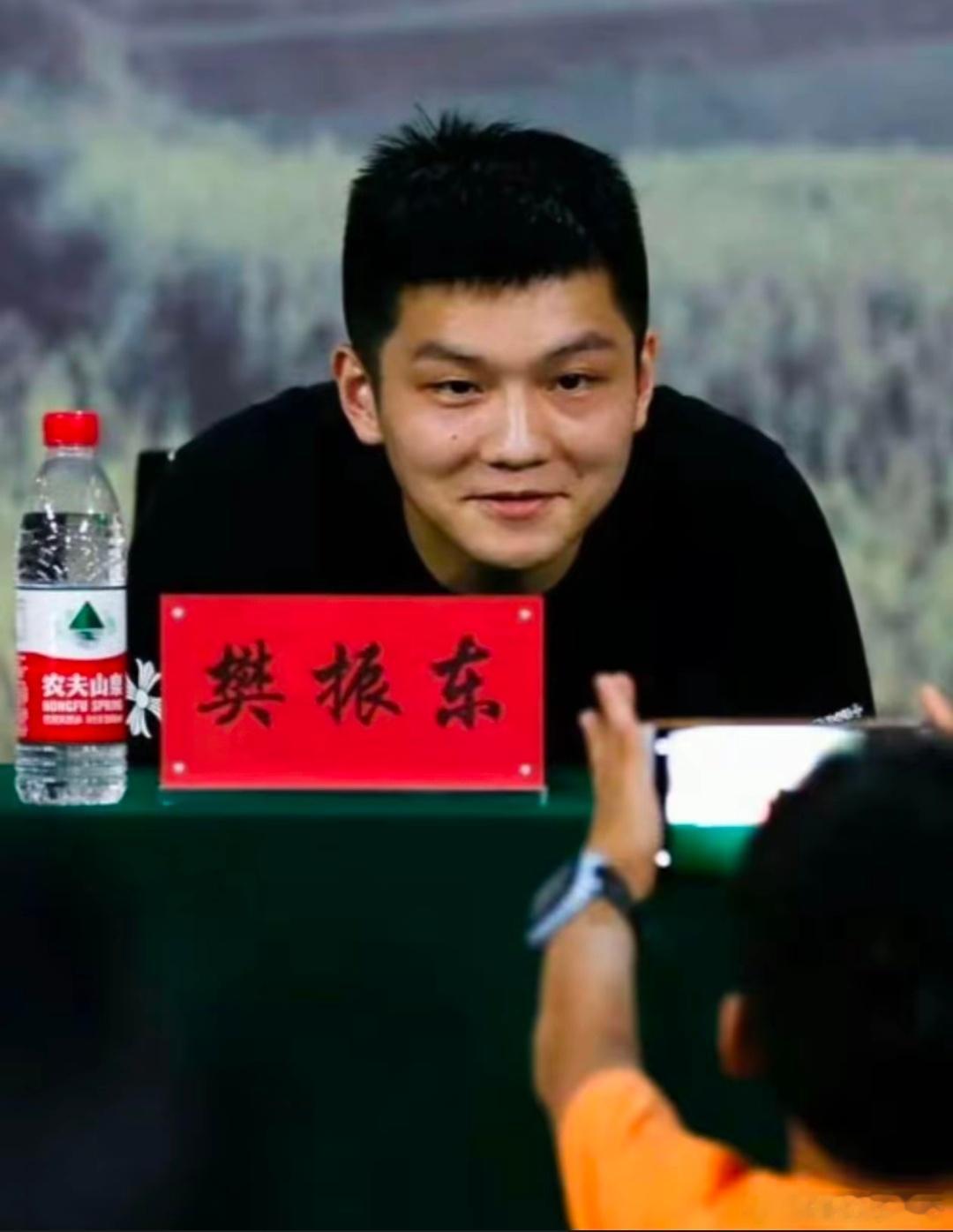 哇哦٩◔̯◔۶樊振东与小朋友的这一幕好温馨​​​