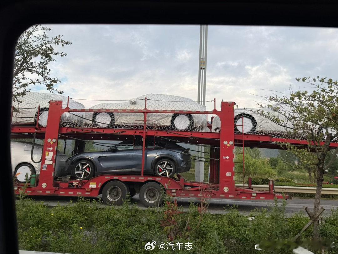 看来小米是借怕了轮毂都遮起来了省的颜色和轮毂被偷了