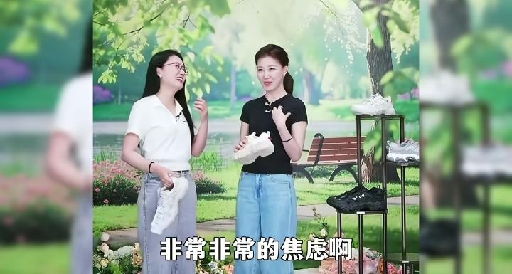 菲菲首次上播展现才艺，心情略显紧张，潇潇的举动令人称赞。董宇辉自从成立公司以