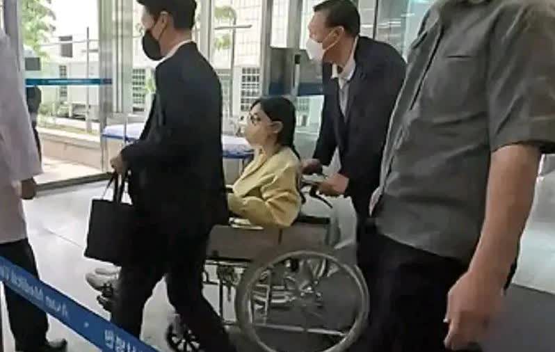 真的天塌了金建熙抑郁症，住院不能站立，坐上轮椅。她的丈夫尹锡悦又被立案审查关进了
