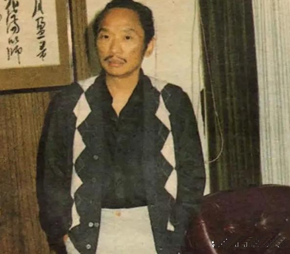 1985年，古龙下葬时，陪葬了48瓶XO酒，朋友蔡澜说：“万一有盗墓贼来偷酒，古