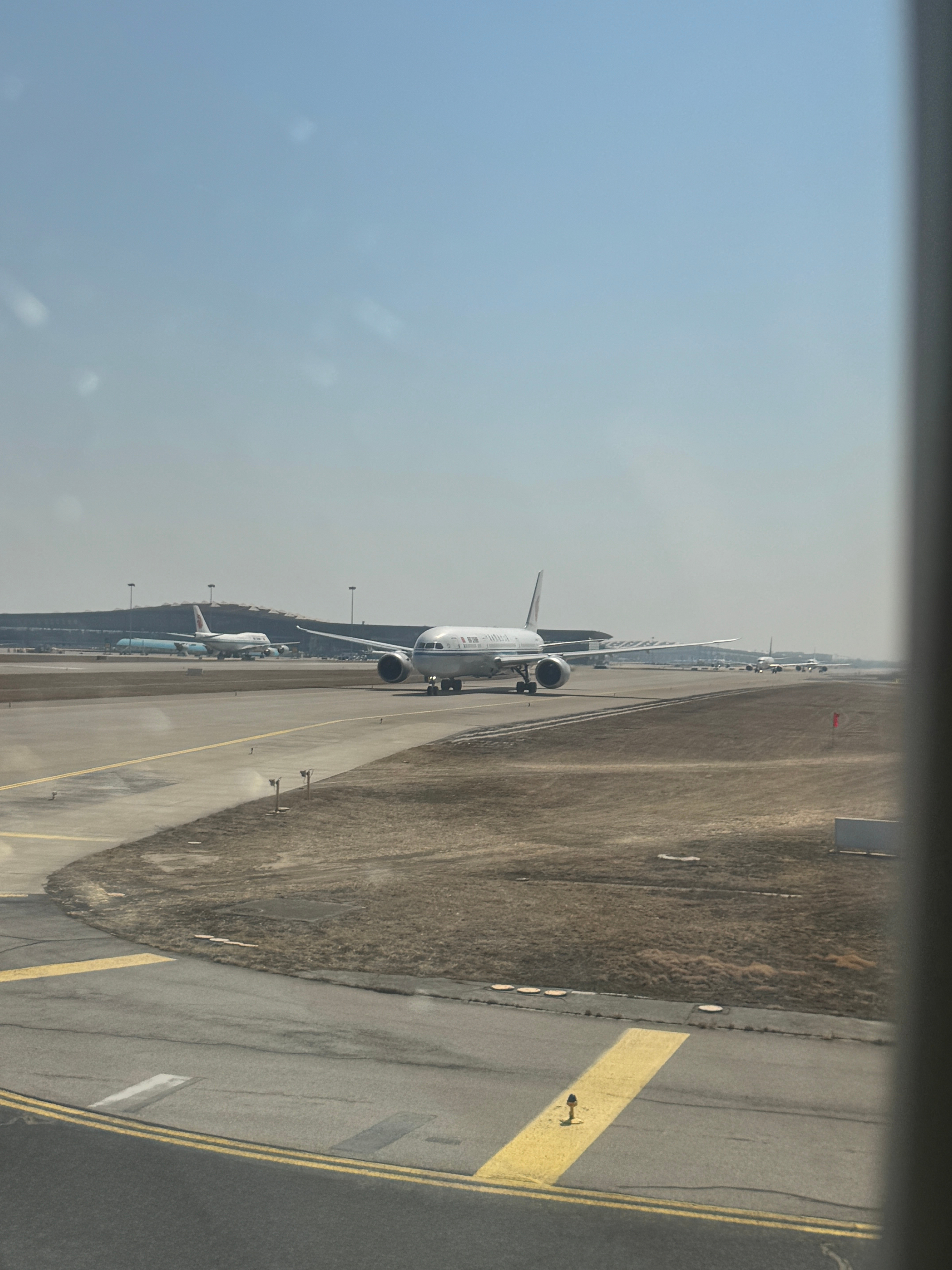 在滑行道40分钟了，看了半天飞机降落，就是不起飞……已经开始堵机了北京·首都机