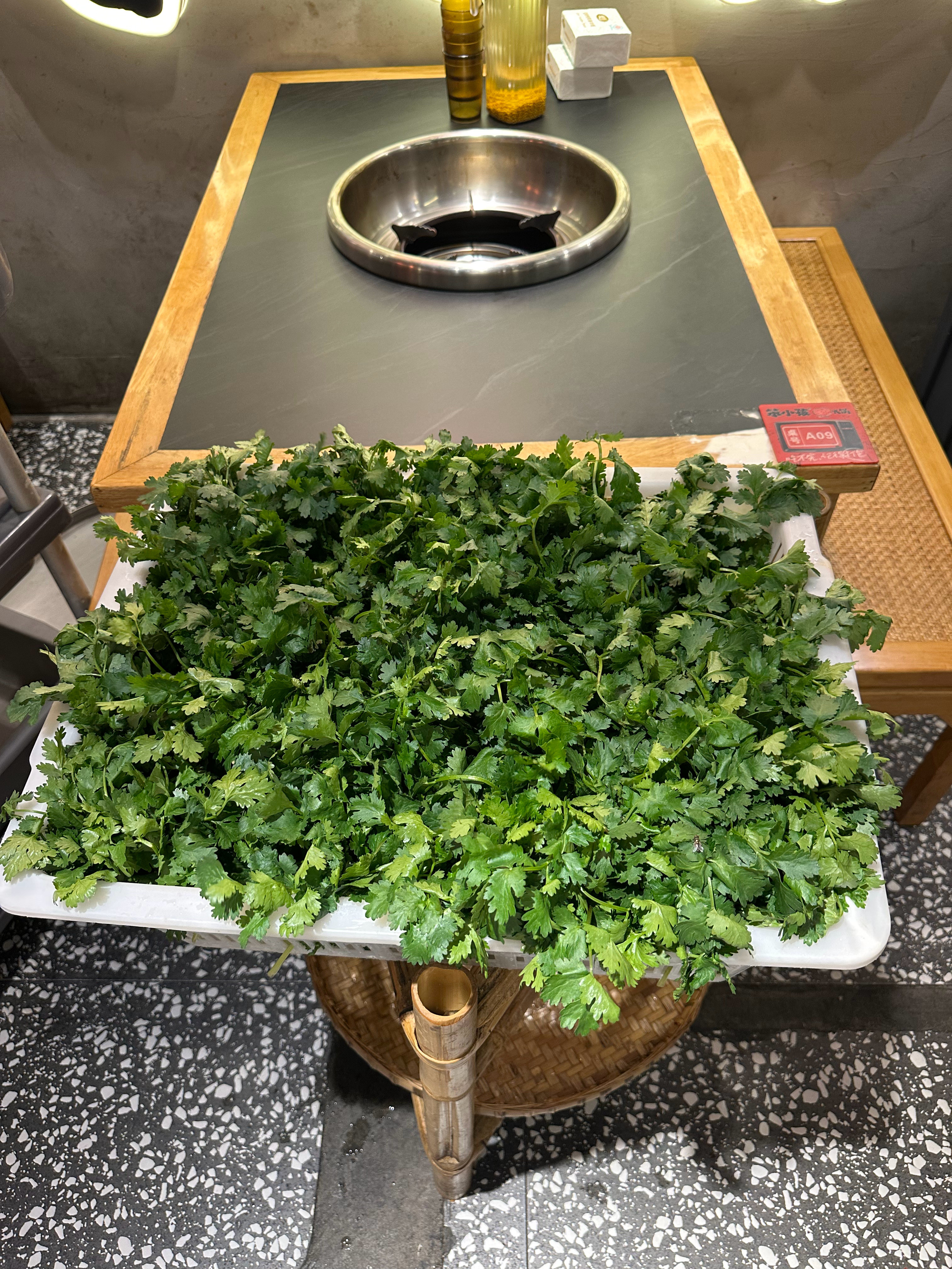 整框香菜和小葱烫火锅，巴适嘛。成都·武侯