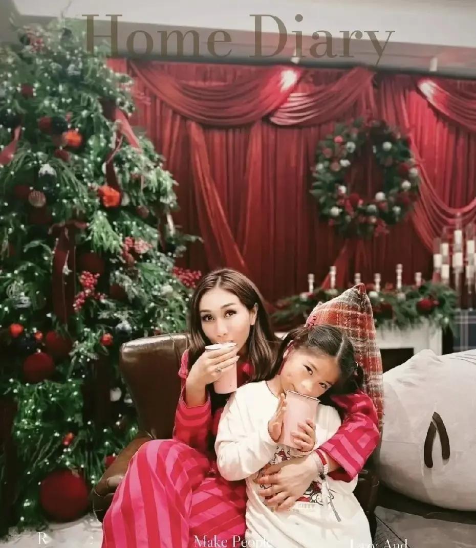 灯球炸开。雪花悬停。何超盈把自己澳门豪宅的客厅，塞进了一个永不融化的圣诞水晶