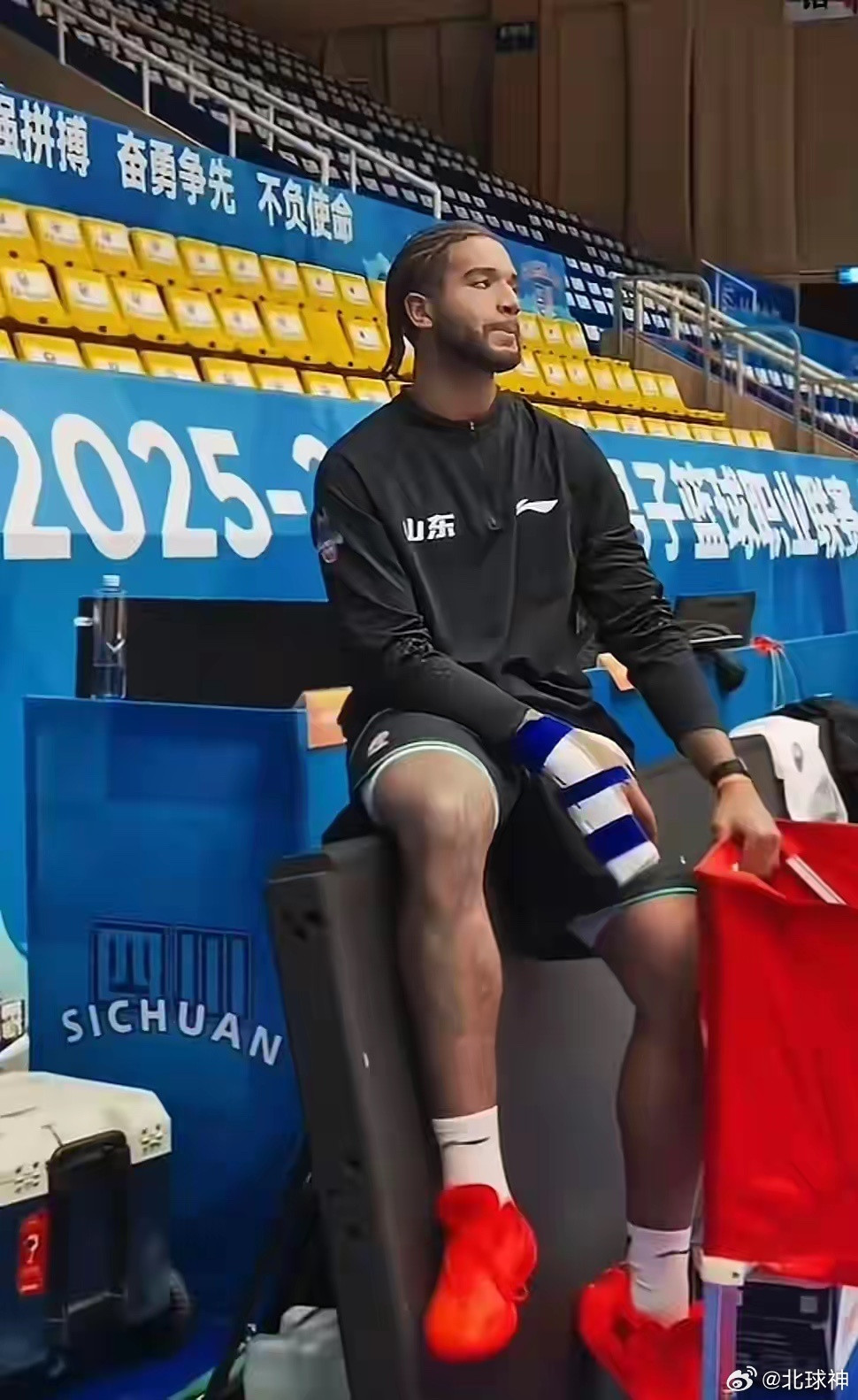 克里斯很敬业，手指骨折依然随队观战克里斯遭遇手指骨折，这对于山东男篮是个坏消息，