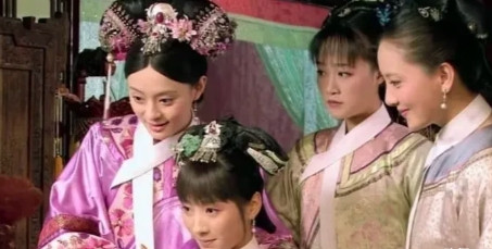 安陵容对甄嬛的嫉妒不是短时间形成的，因为她一开始是羡慕甄嬛，因为安陵容入选后没地