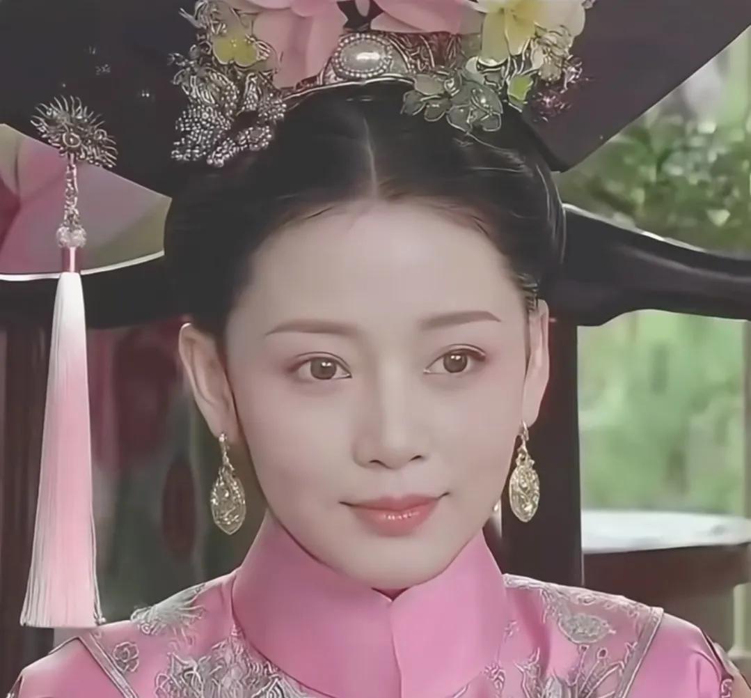 “粉色娇嫩，当年的齐妃果然担得起这词！”重看她年轻时的镜头，真得被惊到——五官端