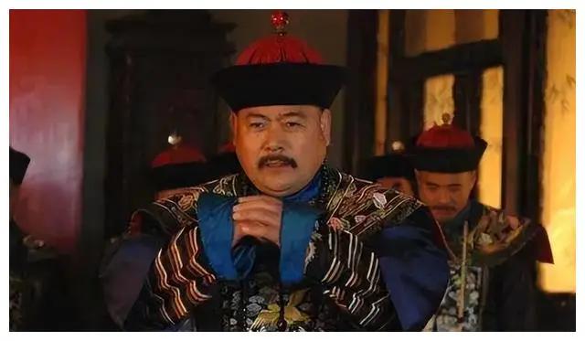 三藩平定后，吴三桂的孙女被清军大将蔡毓荣纳为小妾，佟国维得知立刻上奏康熙。三