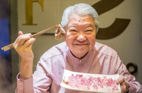 1980年邵逸夫坐在他那办公室里，推过一张整整1亿港币的支票给对面前翘着二郎腿的