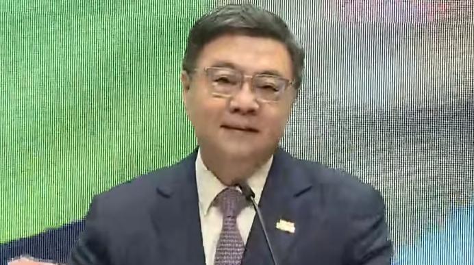 台“行政院长”卓荣泰致词时表示，今天特别准备一个小礼物，这就是小小的心意，谢谢大