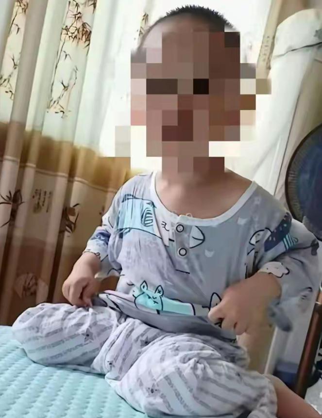太让人揪心了！贵州铜仁松桃，一名还不到两岁半的男童跟着妈妈来到幼儿园，妈妈上楼给