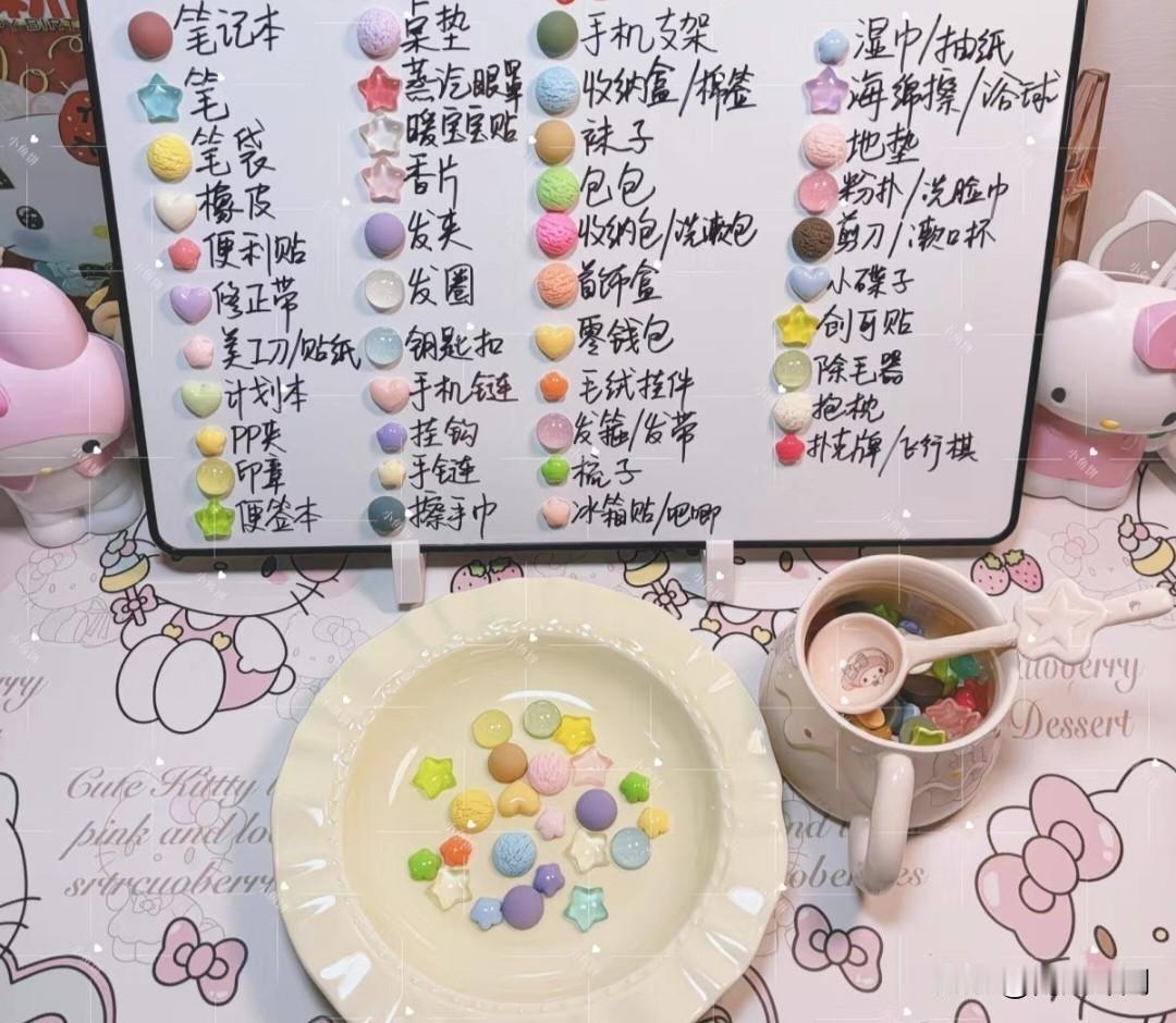 最近短视频平台，盲勺成了年轻人圈里的新宠。商家全程拍视频，用勺子从彩珠堆里舀一勺